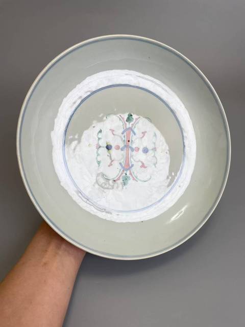 古玩陶瓷斗彩忍冬紋盤真品鑒賞圖