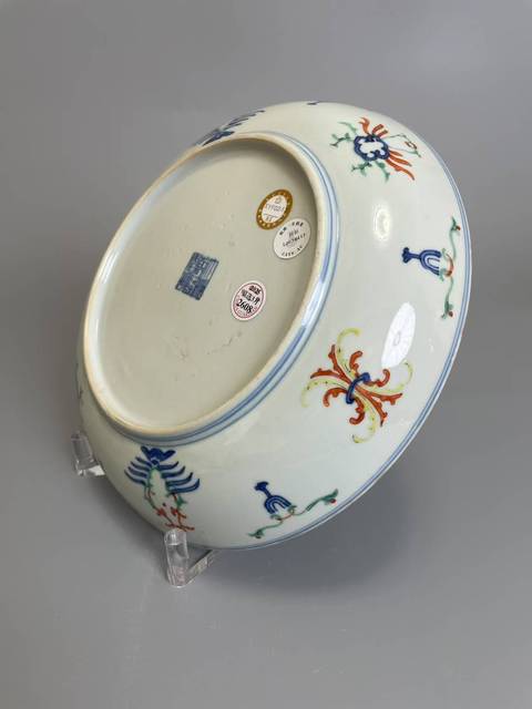 古玩陶瓷斗彩忍冬紋盤真品鑒賞圖