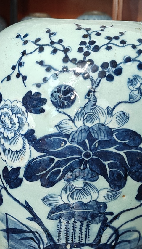 古玩陶瓷豆青釉青花花卉紋冬瓜罐真品鑒賞圖