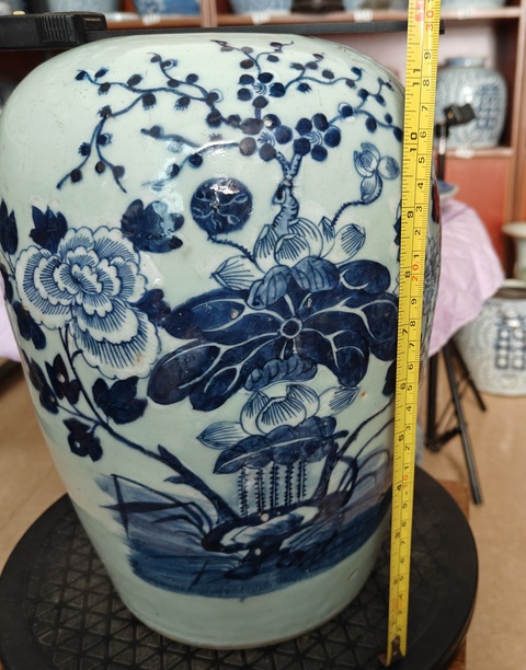 古玩陶瓷豆青釉青花花卉紋冬瓜罐真品鑒賞圖