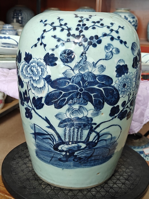 古玩陶瓷豆青釉青花花卉紋冬瓜罐真品鑒賞圖