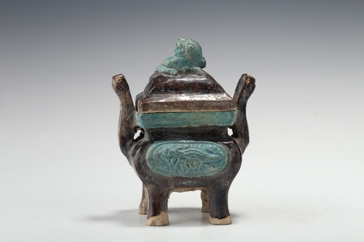 古玩陶瓷明代·法華彩模印瑞獸紋冠耳爐真品鑒賞圖