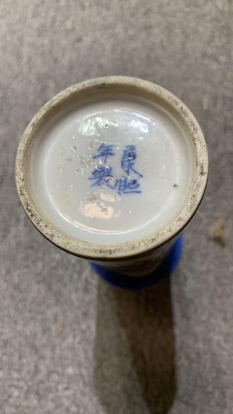 古玩陶瓷灑藍(lán)釉開光花蝶紋五彩花觚真品鑒賞圖