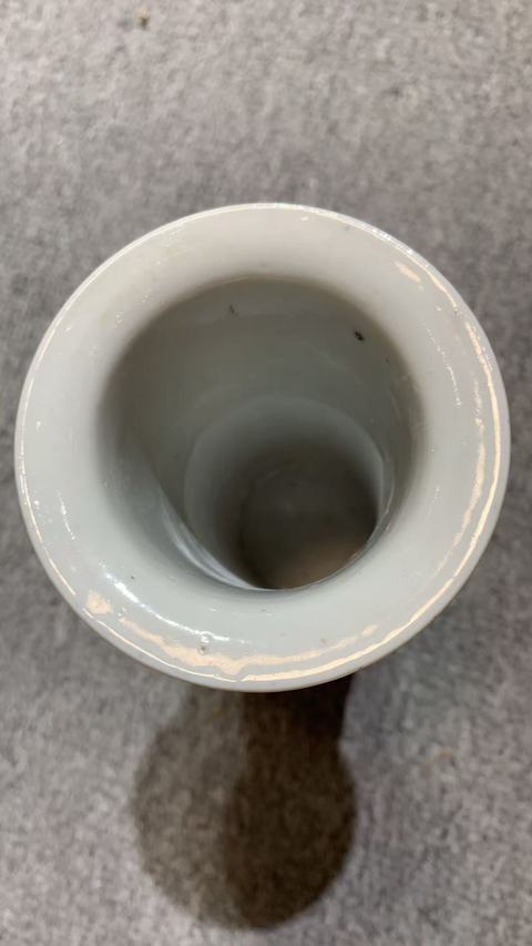 古玩陶瓷灑藍(lán)釉開光花蝶紋五彩花觚真品鑒賞圖