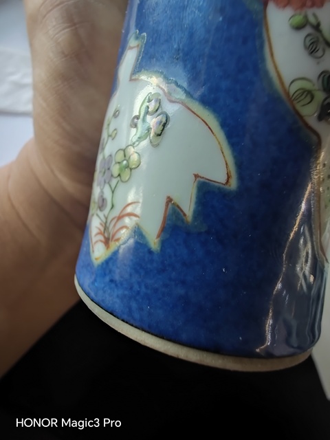 古玩陶瓷灑藍(lán)釉開光花蝶紋五彩花觚真品鑒賞圖