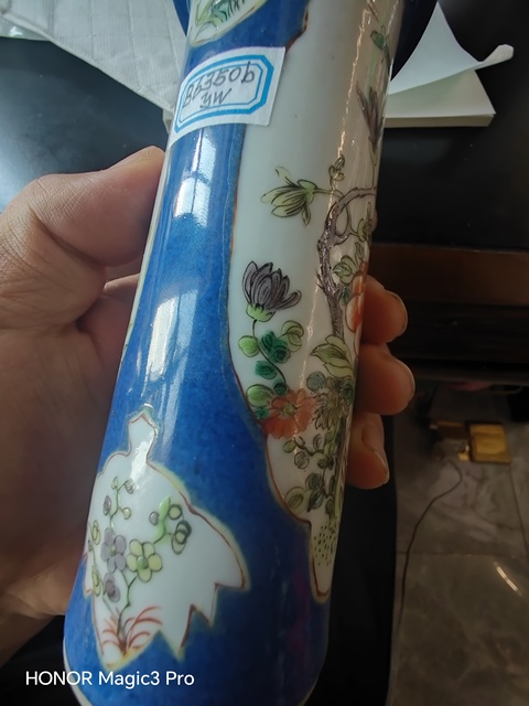 古玩陶瓷灑藍(lán)釉開光花蝶紋五彩花觚真品鑒賞圖
