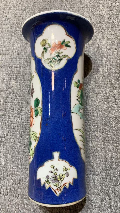 古玩陶瓷灑藍(lán)釉開光花蝶紋五彩花觚真品鑒賞圖