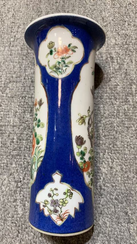 古玩陶瓷灑藍(lán)釉開光花蝶紋五彩花觚真品鑒賞圖