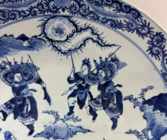 古玩陶瓷刀馬人青花盤真品鑒賞圖