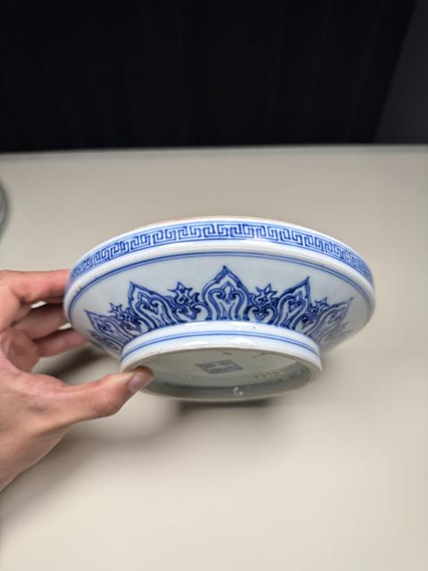 古玩陶瓷青花蓮瓣如意寶相花紋蓋盒真品鑒賞圖