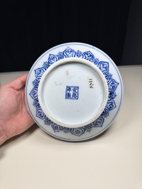 古玩陶瓷青花蓮瓣如意寶相花紋蓋盒真品鑒賞圖
