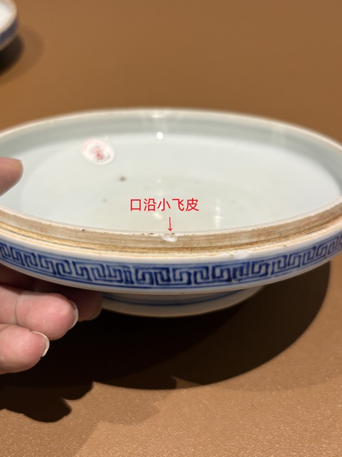 古玩陶瓷青花蓮瓣如意寶相花紋蓋盒真品鑒賞圖