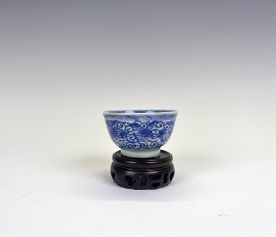 古玩陶瓷清中期·外纏枝蓮內太白醉酒杯拍賣,當前價格336元