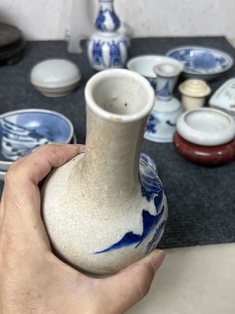 古玩陶瓷哥釉青花山水人物紋錐把瓶真品鑒賞圖
