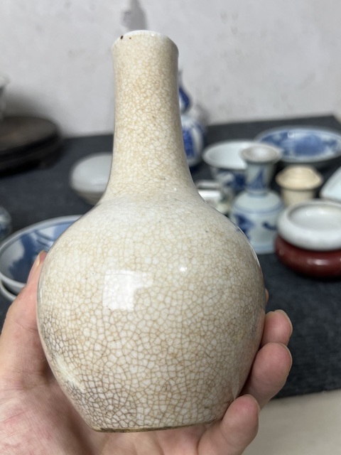 古玩陶瓷哥釉青花山水人物紋錐把瓶真品鑒賞圖