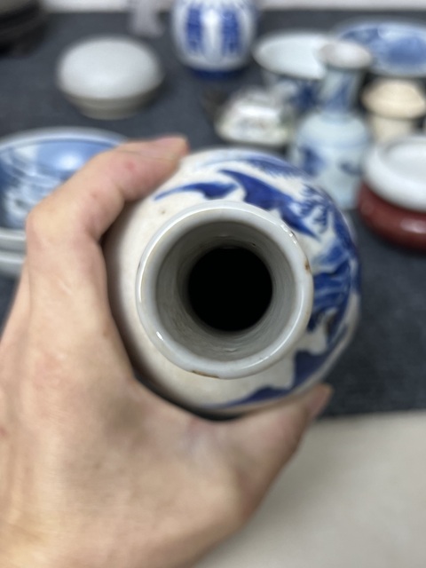 古玩陶瓷哥釉青花山水人物紋錐把瓶真品鑒賞圖