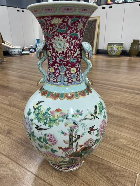 古玩陶瓷粉彩五倫圖如意耳撇口瓶真品鑒賞圖