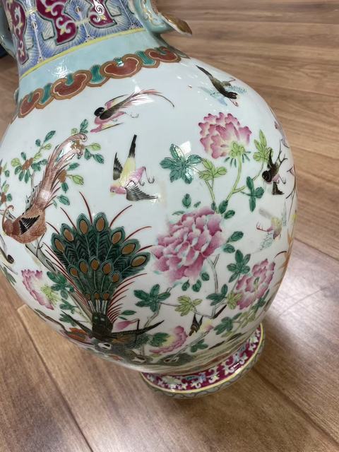 古玩陶瓷粉彩五倫圖如意耳撇口瓶真品鑒賞圖