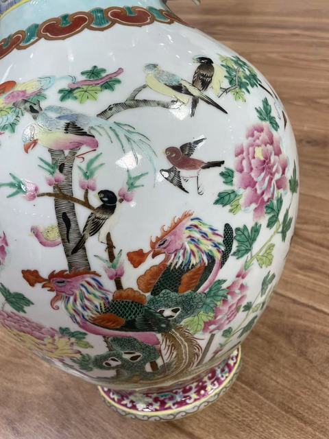 古玩陶瓷粉彩五倫圖如意耳撇口瓶真品鑒賞圖