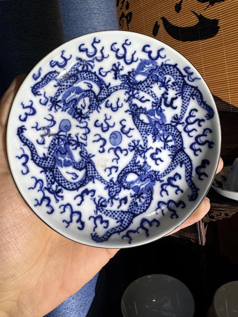 古玩陶瓷青花趕珠龍紋盤真品鑒賞圖
