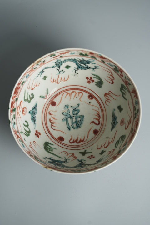 古玩陶瓷紅綠彩龍紋福字碗真品鑒賞圖