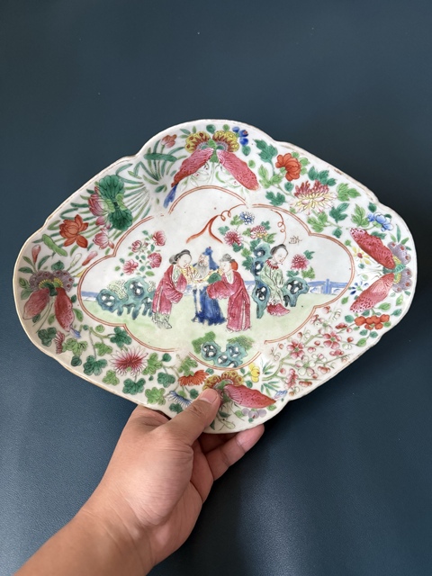 古玩陶瓷人物紋粉彩海棠盤真品鑒賞圖