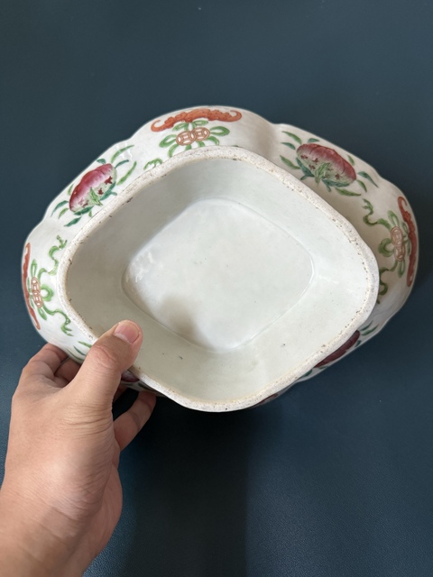 古玩陶瓷人物紋粉彩海棠盤真品鑒賞圖