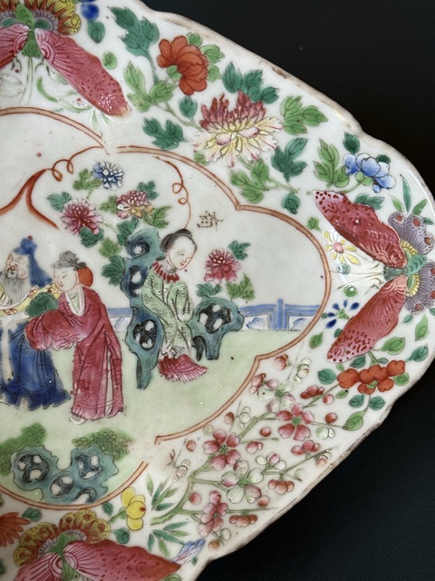古玩陶瓷人物紋粉彩海棠盤真品鑒賞圖