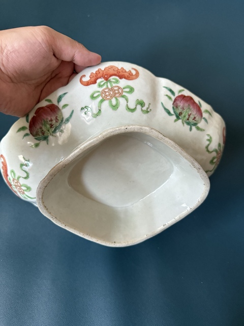 古玩陶瓷人物紋粉彩海棠盤真品鑒賞圖