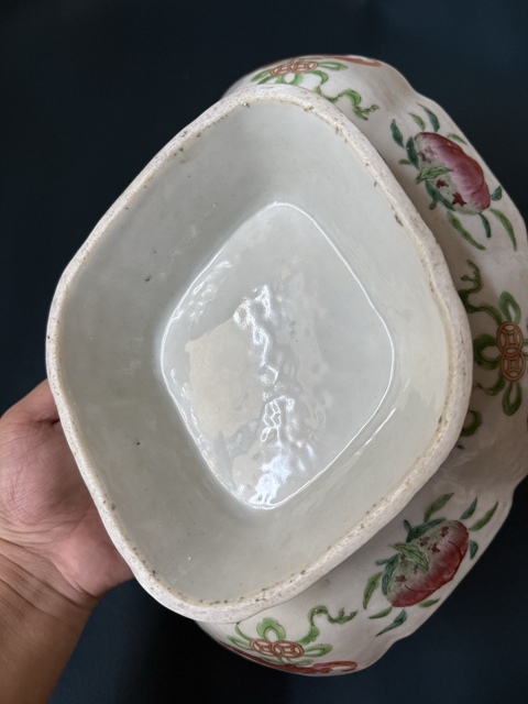 古玩陶瓷人物紋粉彩海棠盤真品鑒賞圖