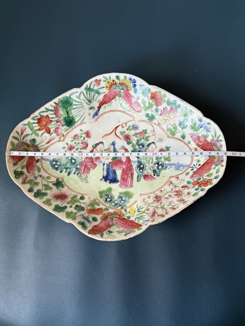 古玩陶瓷人物紋粉彩海棠盤真品鑒賞圖