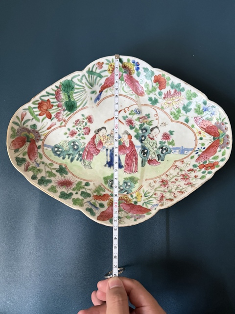 古玩陶瓷人物紋粉彩海棠盤真品鑒賞圖