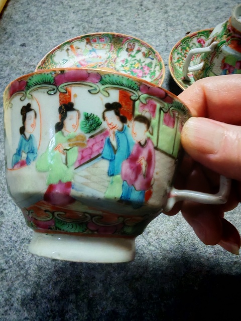 古玩陶瓷人物花鳥蝶紋杯盤真品鑒賞圖