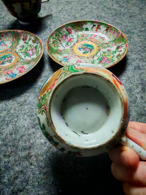 古玩陶瓷人物花鳥蝶紋杯盤真品鑒賞圖