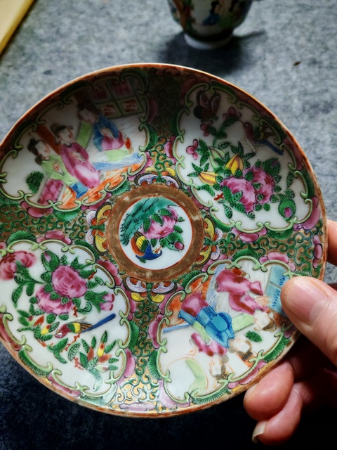 古玩陶瓷人物花鳥蝶紋杯盤真品鑒賞圖