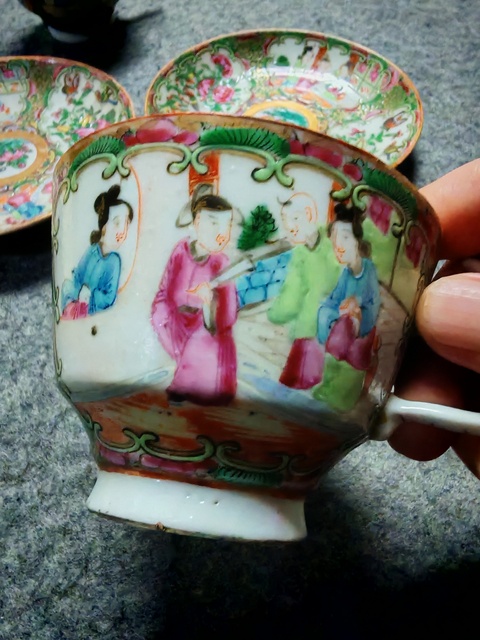 古玩陶瓷人物花鳥蝶紋杯盤真品鑒賞圖