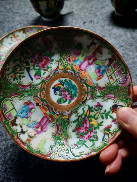 古玩陶瓷人物花鳥蝶紋杯盤真品鑒賞圖