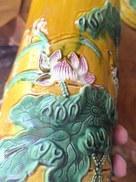 古玩陶瓷黃地粉彩花鳥紋帽筒真品鑒賞圖