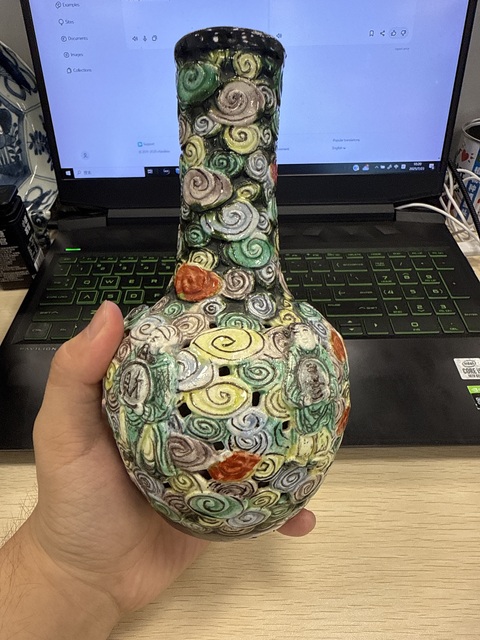 古玩陶瓷五彩鏤空淺浮雕天球瓶真品鑒賞圖