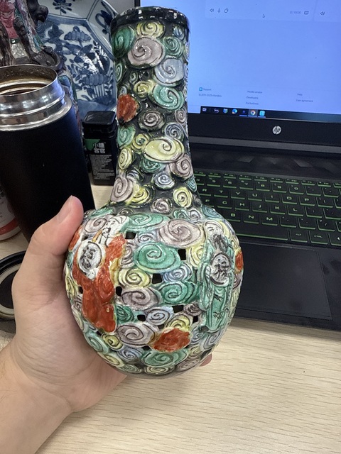古玩陶瓷五彩鏤空淺浮雕天球瓶真品鑒賞圖