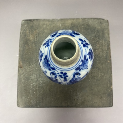 古玩陶瓷樹葉款仕女花卉紋青花瓶真品鑒賞圖
