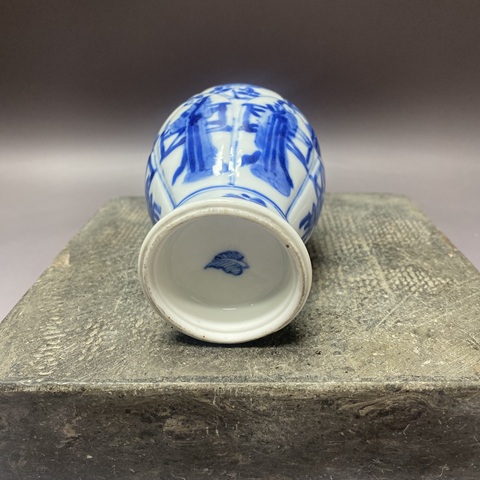 古玩陶瓷樹葉款仕女花卉紋青花瓶真品鑒賞圖