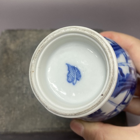 古玩陶瓷樹葉款仕女花卉紋青花瓶真品鑒賞圖