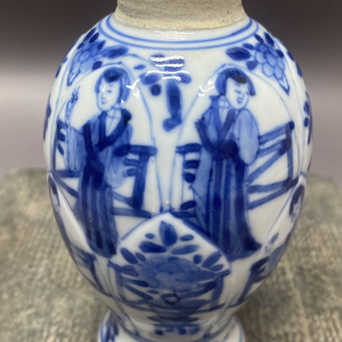 古玩陶瓷樹葉款仕女花卉紋青花瓶真品鑒賞圖
