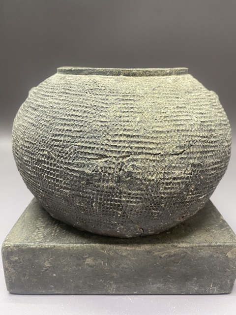 古玩陶瓷灰陶印花罐真品鑒賞圖