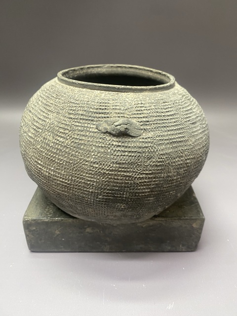 古玩陶瓷灰陶印花罐真品鑒賞圖