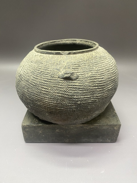 古玩陶瓷灰陶印花罐真品鑒賞圖