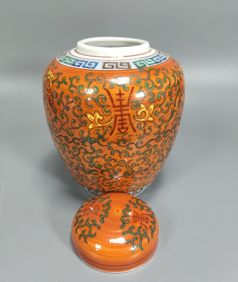 古玩陶瓷珊瑚紅粉彩花間壽字紋罐真品鑒賞圖