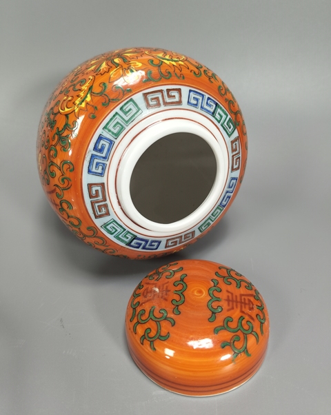 古玩陶瓷珊瑚紅粉彩花間壽字紋罐真品鑒賞圖