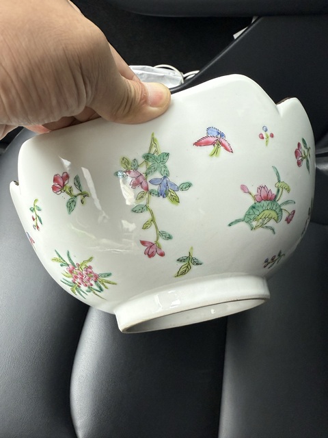 古玩陶瓷粉彩花卉紋碗真品鑒賞圖